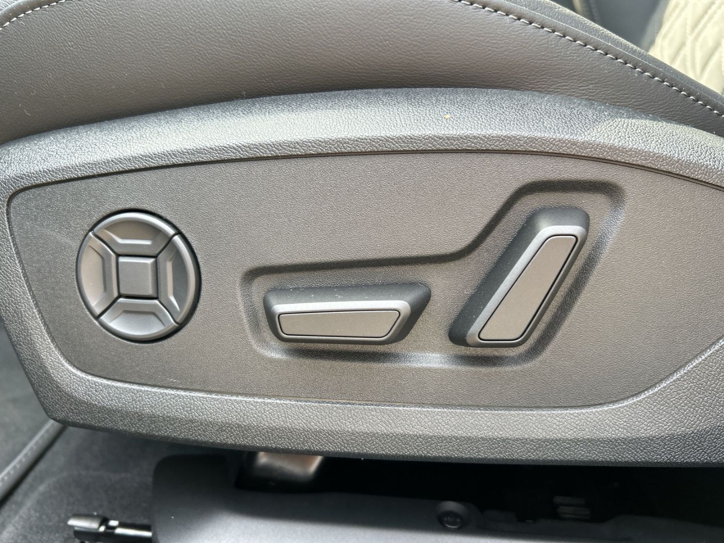 Fahrzeugabbildung Audi A6 Avant 2.0 TDI HUD+AHK+NAVI+LEDER+B&O+LED
