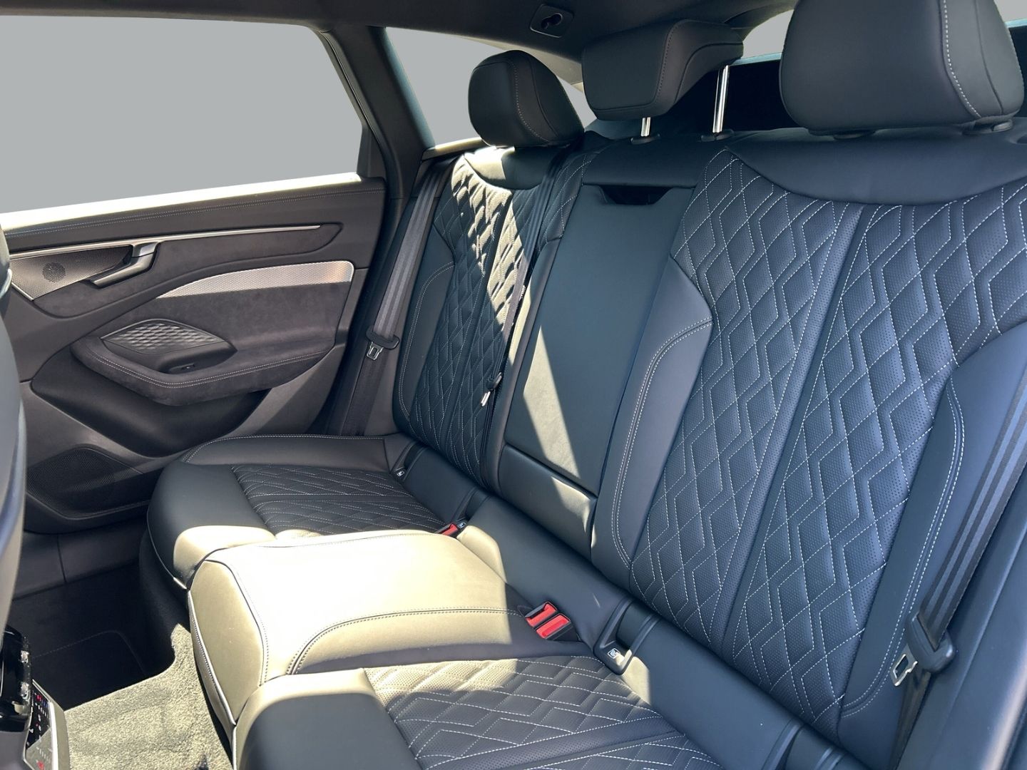 Fahrzeugabbildung Audi A6 3.0 AVANT TDI 220 kW+HUD+AHK+KAMERA+B&O+TECH