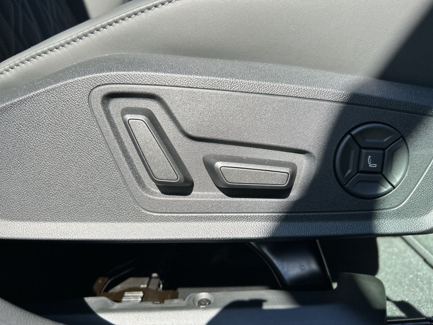 Fahrzeugabbildung Audi A6 3.0 AVANT TDI 220 kW+HUD+AHK+KAMERA+B&O+TECH