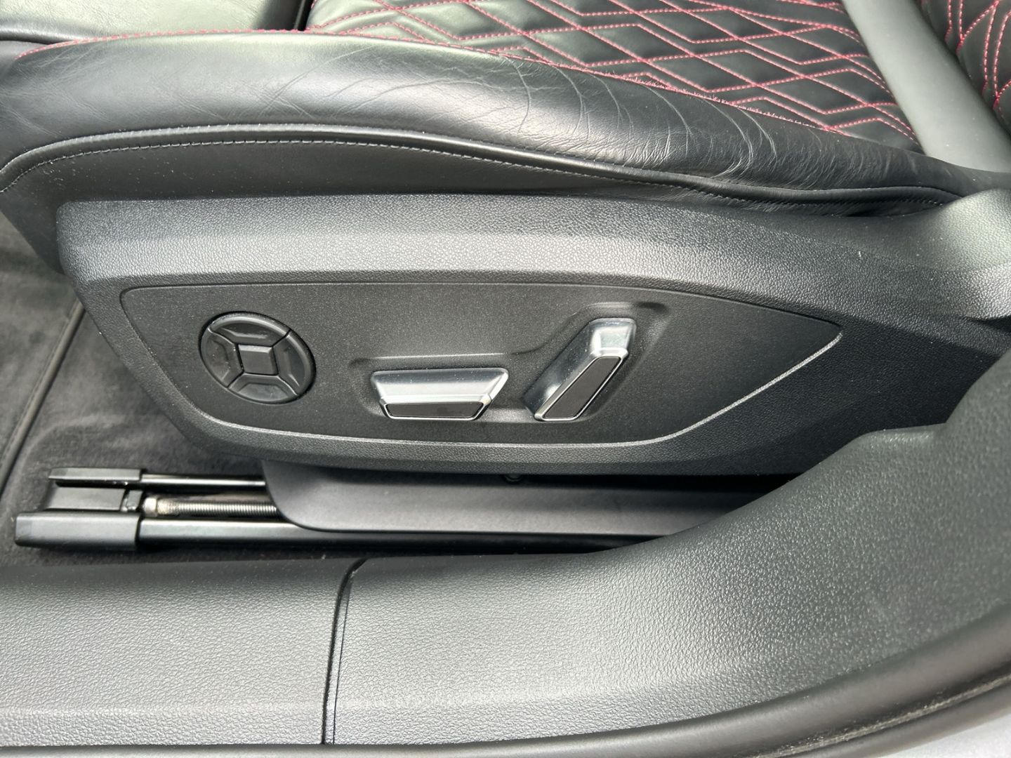 Fahrzeugabbildung Audi A6 Avant 55 2.0 TFSI e quattro sport