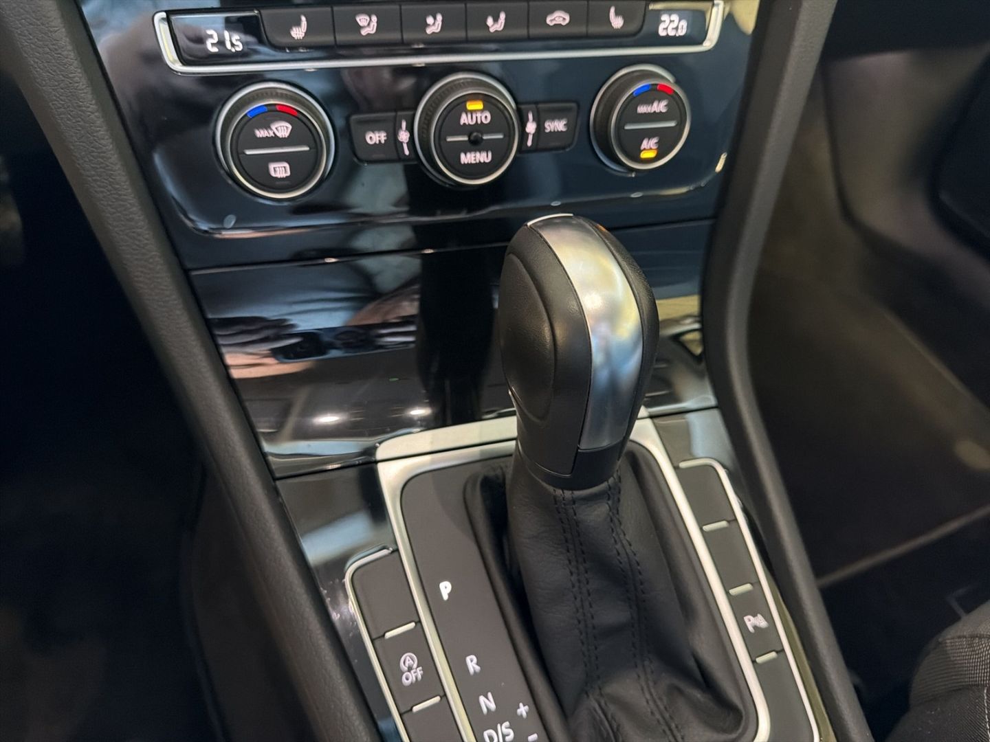 Fahrzeugabbildung Volkswagen Golf VII 1.5 TSI Highline Rear View Navi Clima