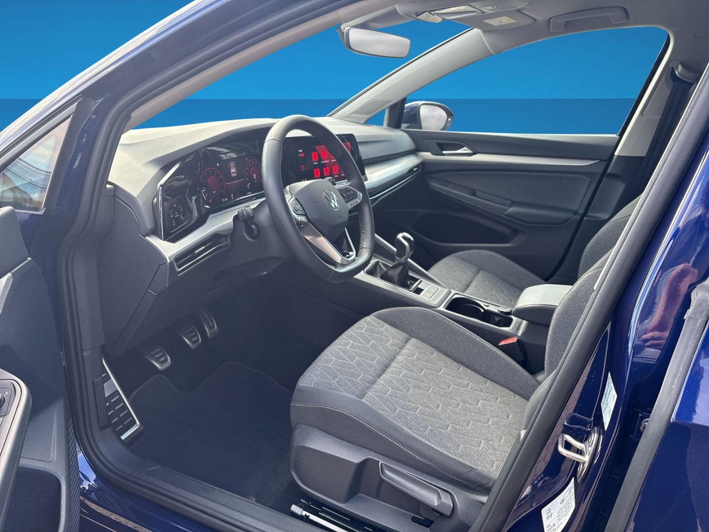 Fahrzeugabbildung Volkswagen Golf VIII 1.5 TSI SHZ PDC CarPlay ACC