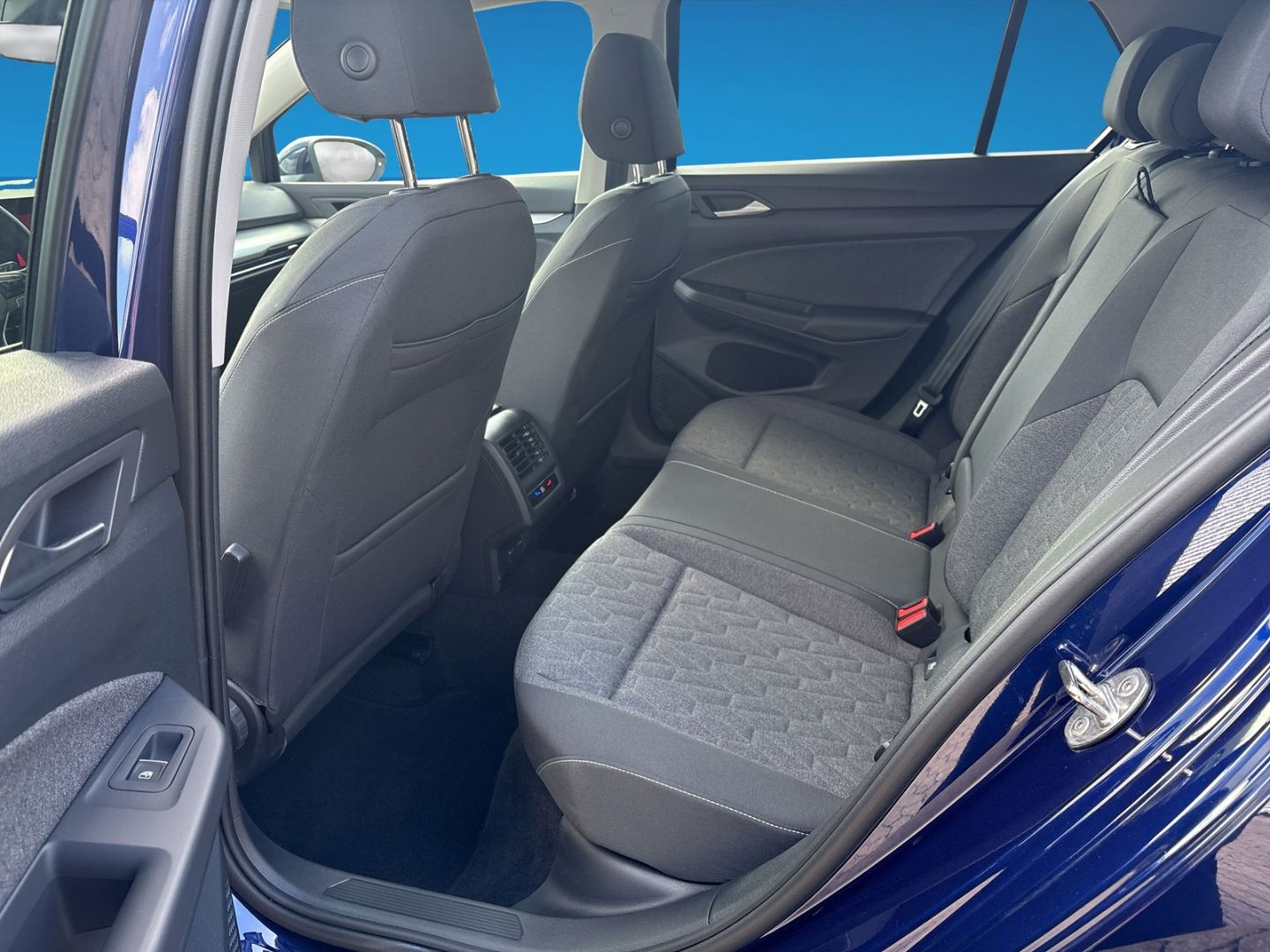 Fahrzeugabbildung Volkswagen Golf VIII 1.5 TSI SHZ PDC CarPlay ACC