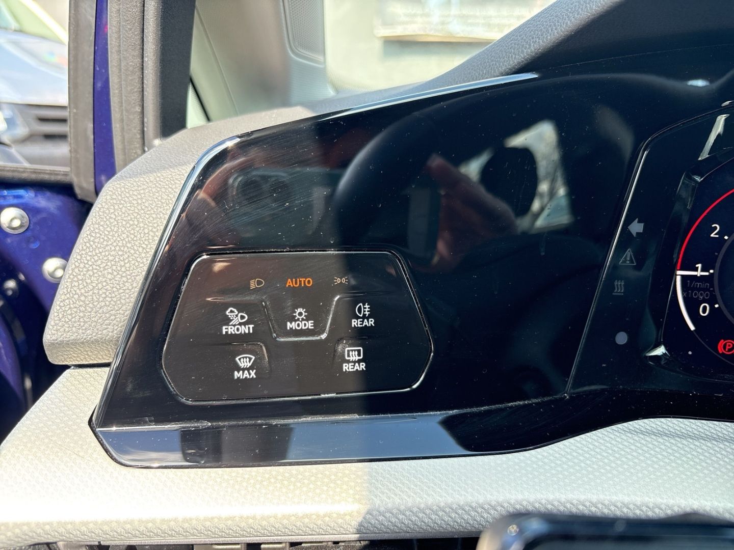Fahrzeugabbildung Volkswagen Golf VIII 1.5 TSI SHZ PDC CarPlay ACC
