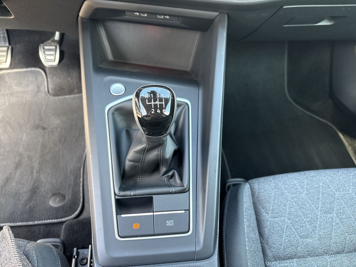 Fahrzeugabbildung Volkswagen Golf VIII 1.5 TSI SHZ PDC CarPlay ACC