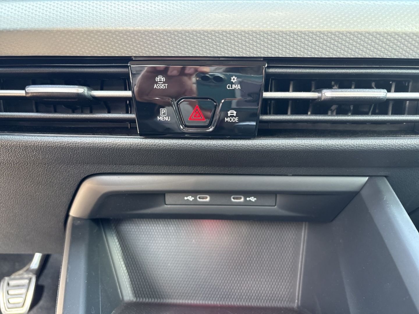 Fahrzeugabbildung Volkswagen Golf VIII 1.5 TSI SHZ PDC CarPlay ACC