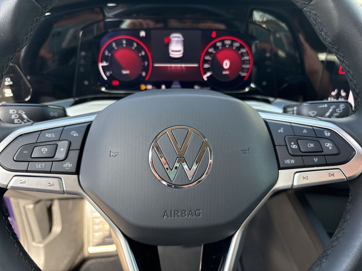 Fahrzeugabbildung Volkswagen Golf VIII 1.5 TSI SHZ PDC CarPlay ACC