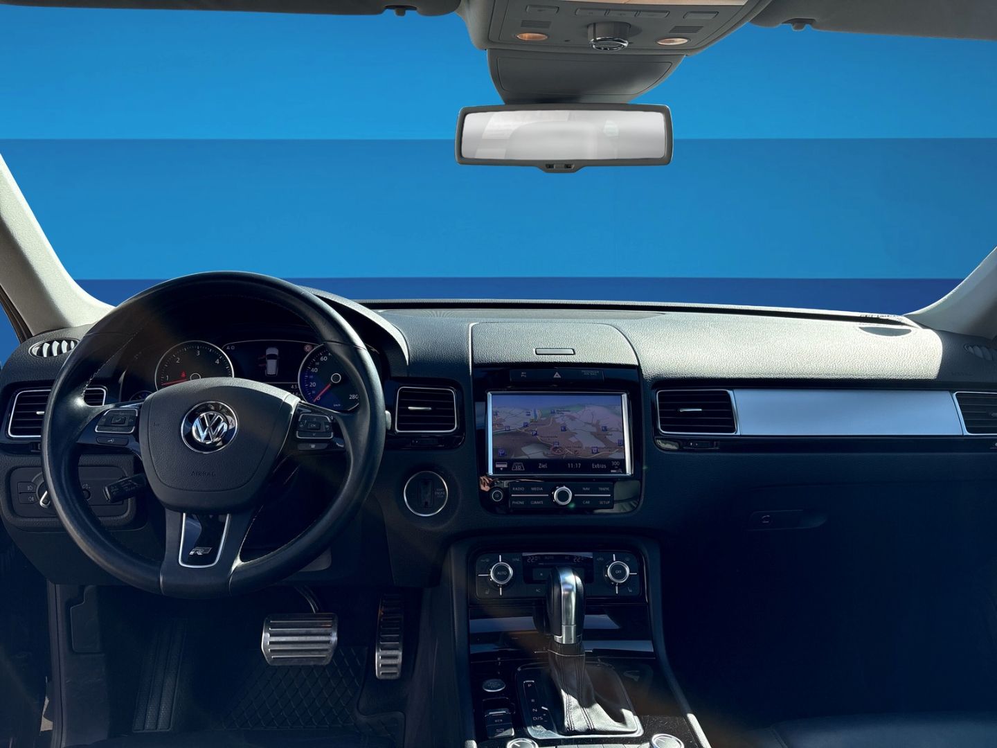 Fahrzeugabbildung Volkswagen Touareg 3.0 V6 TDI R-LINE LEDER 20 ZOLL AHK PANO