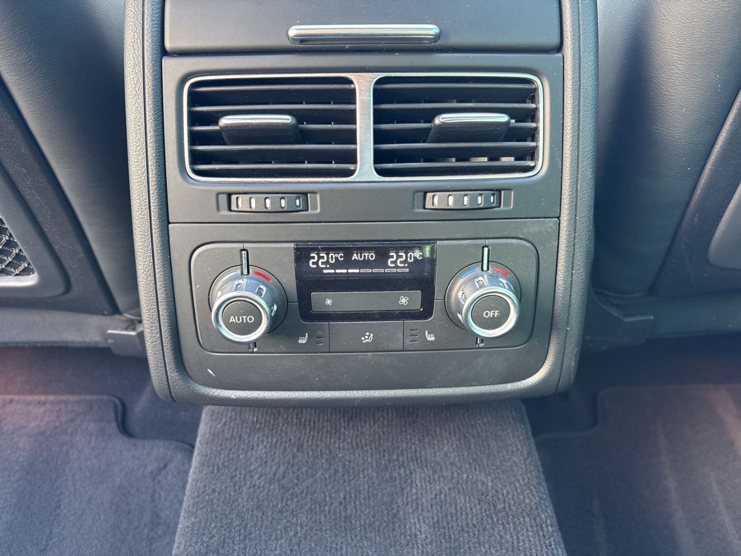 Fahrzeugabbildung Volkswagen Touareg 3.0 V6 TDI R-LINE LEDER 20 ZOLL AHK PANO