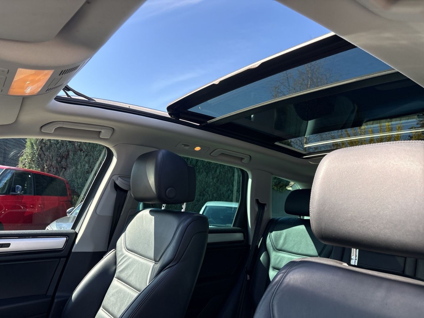 Fahrzeugabbildung Volkswagen Touareg 3.0 V6 TDI R-LINE LEDER 20 ZOLL AHK PANO