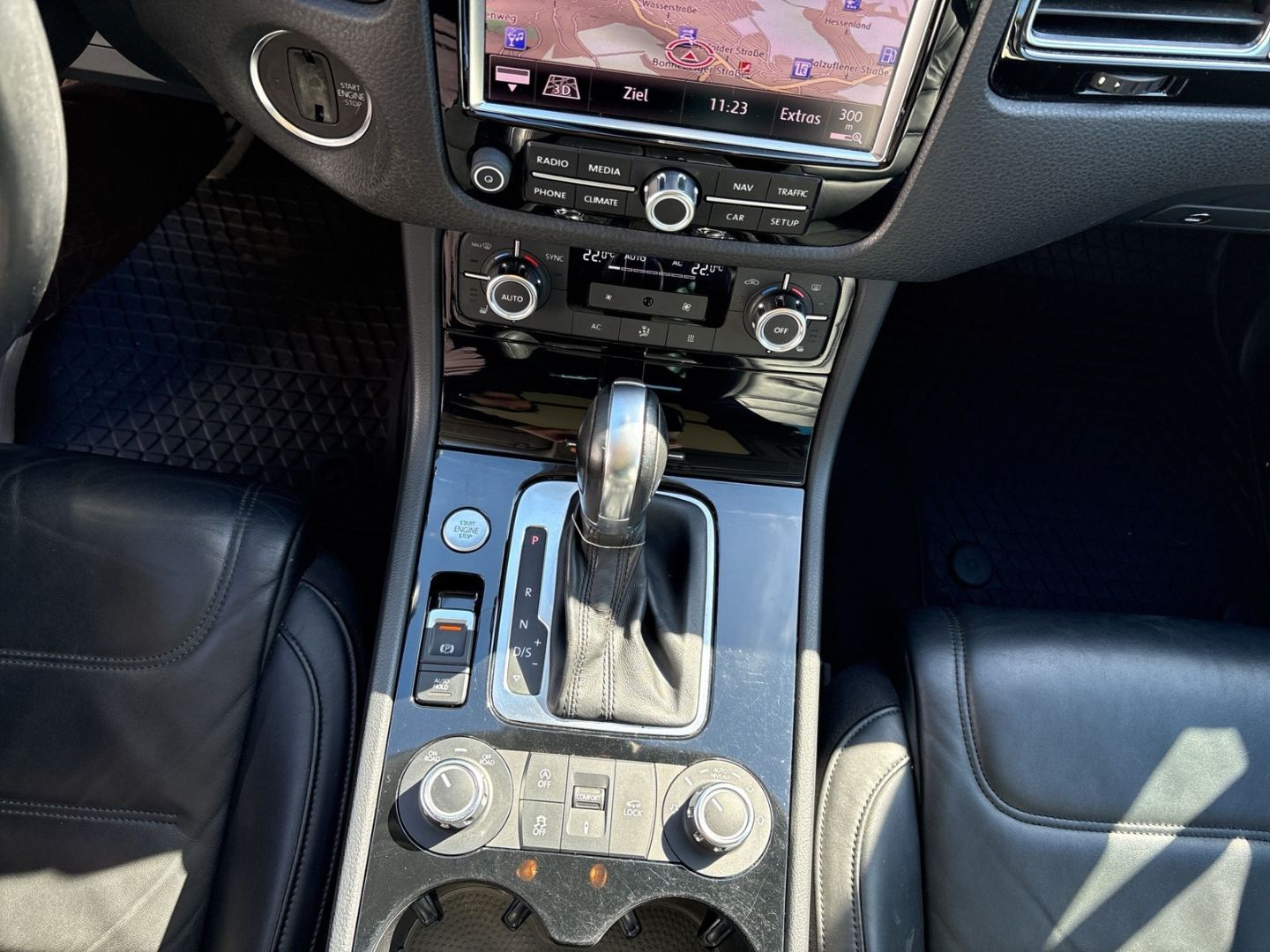 Fahrzeugabbildung Volkswagen Touareg 3.0 V6 TDI R-LINE LEDER 20 ZOLL AHK PANO