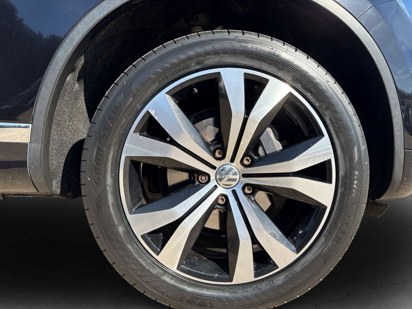 Fahrzeugabbildung Volkswagen Touareg 3.0 V6 TDI R-LINE LEDER 20 ZOLL AHK PANO