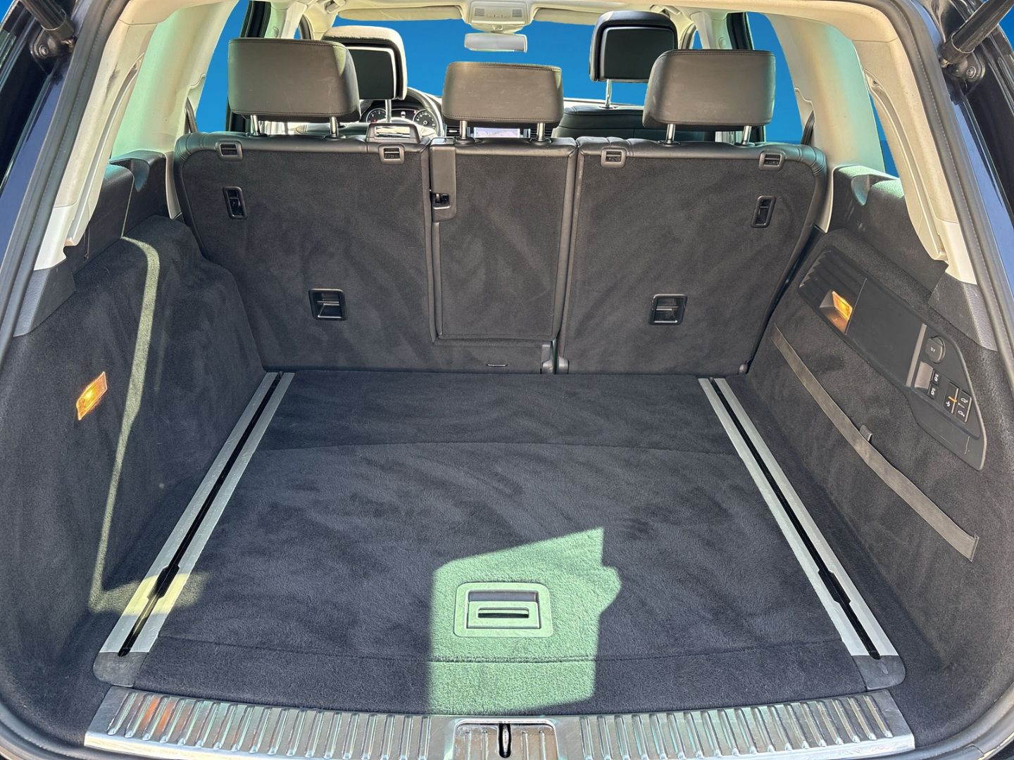 Fahrzeugabbildung Volkswagen Touareg 3.0 V6 TDI R-LINE LEDER 20 ZOLL AHK PANO