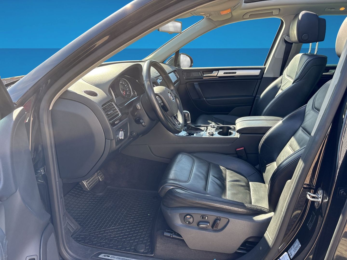 Fahrzeugabbildung Volkswagen Touareg 3.0 V6 TDI R-LINE LEDER 20 ZOLL AHK PANO