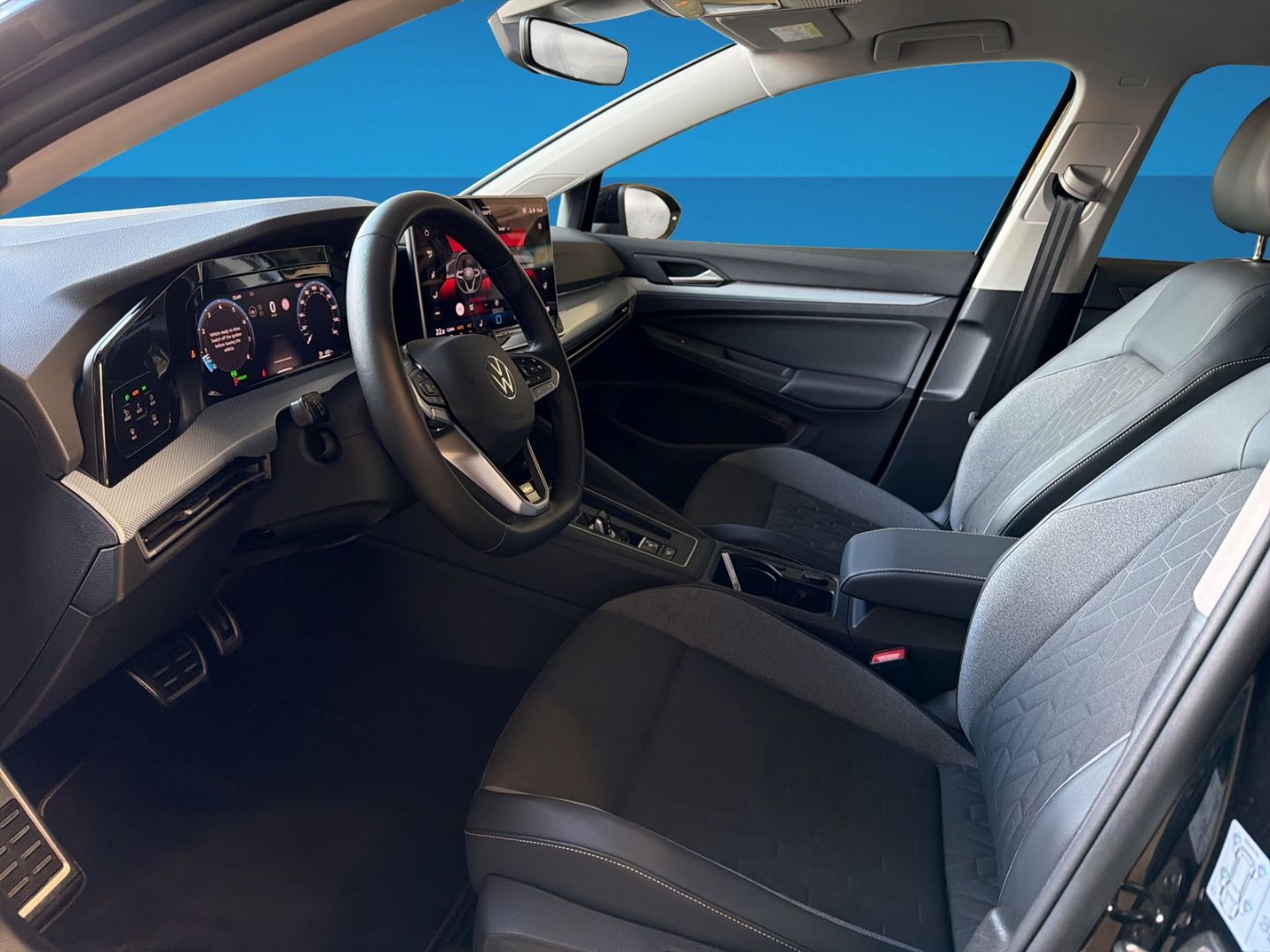 Fahrzeugabbildung Volkswagen Golf 8 1.5 eTSI Goal Rear View AHK