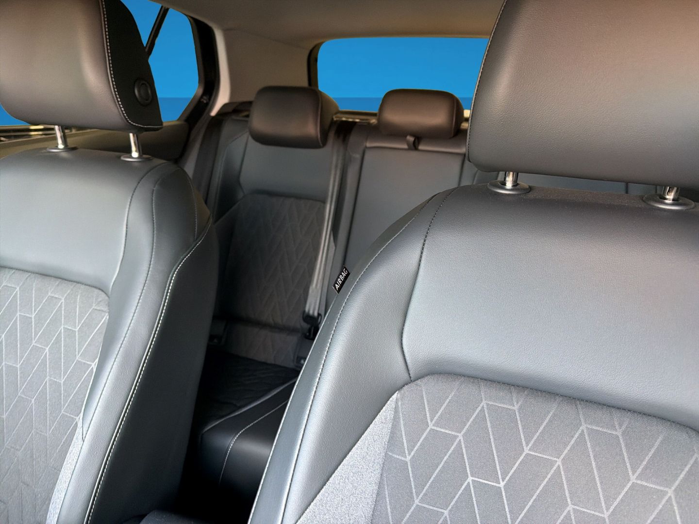 Fahrzeugabbildung Volkswagen Golf 8 1.5 eTSI Goal Rear View AHK