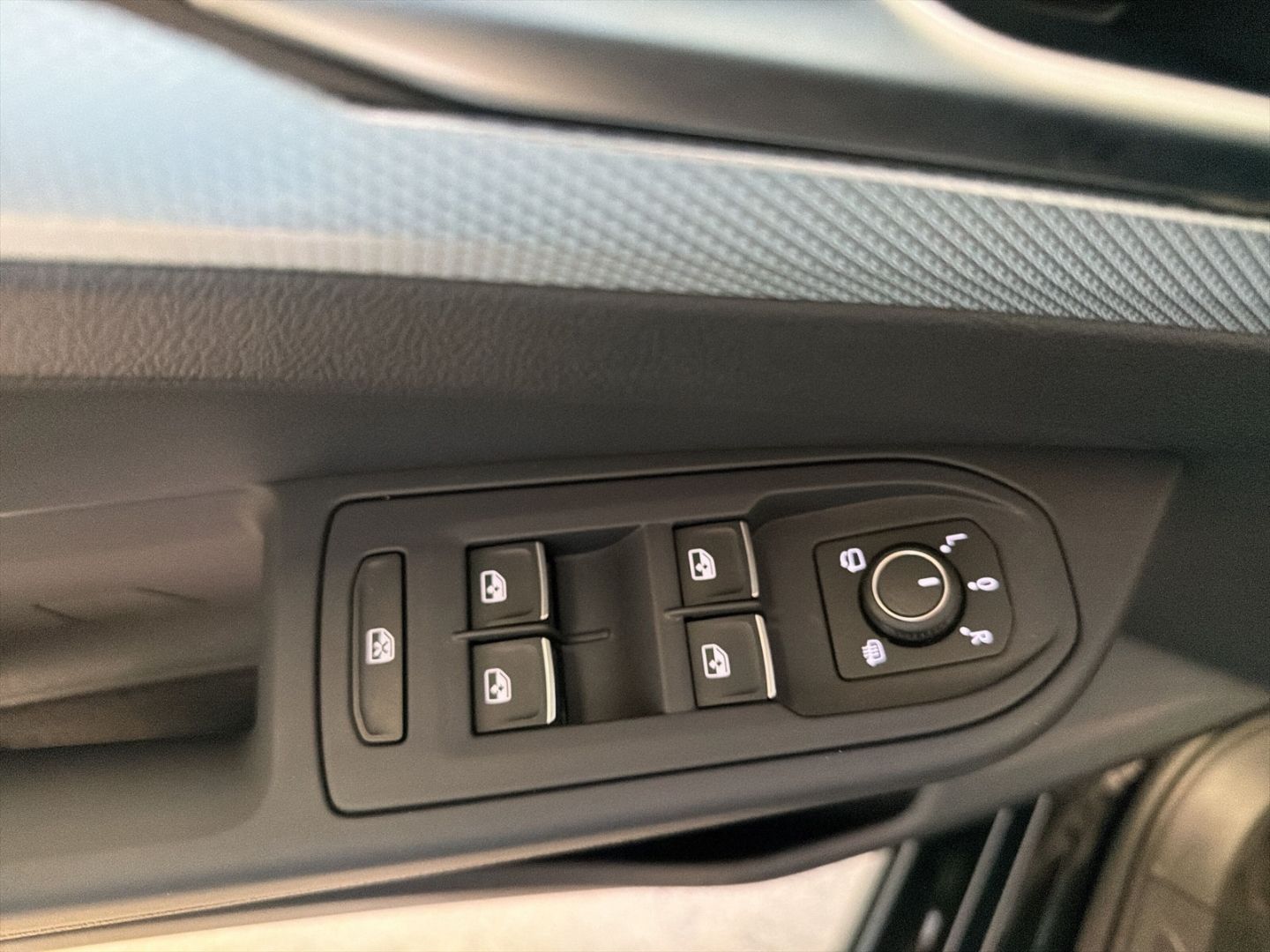 Fahrzeugabbildung Volkswagen Golf 8 1.5 eTSI Goal Rear View AHK