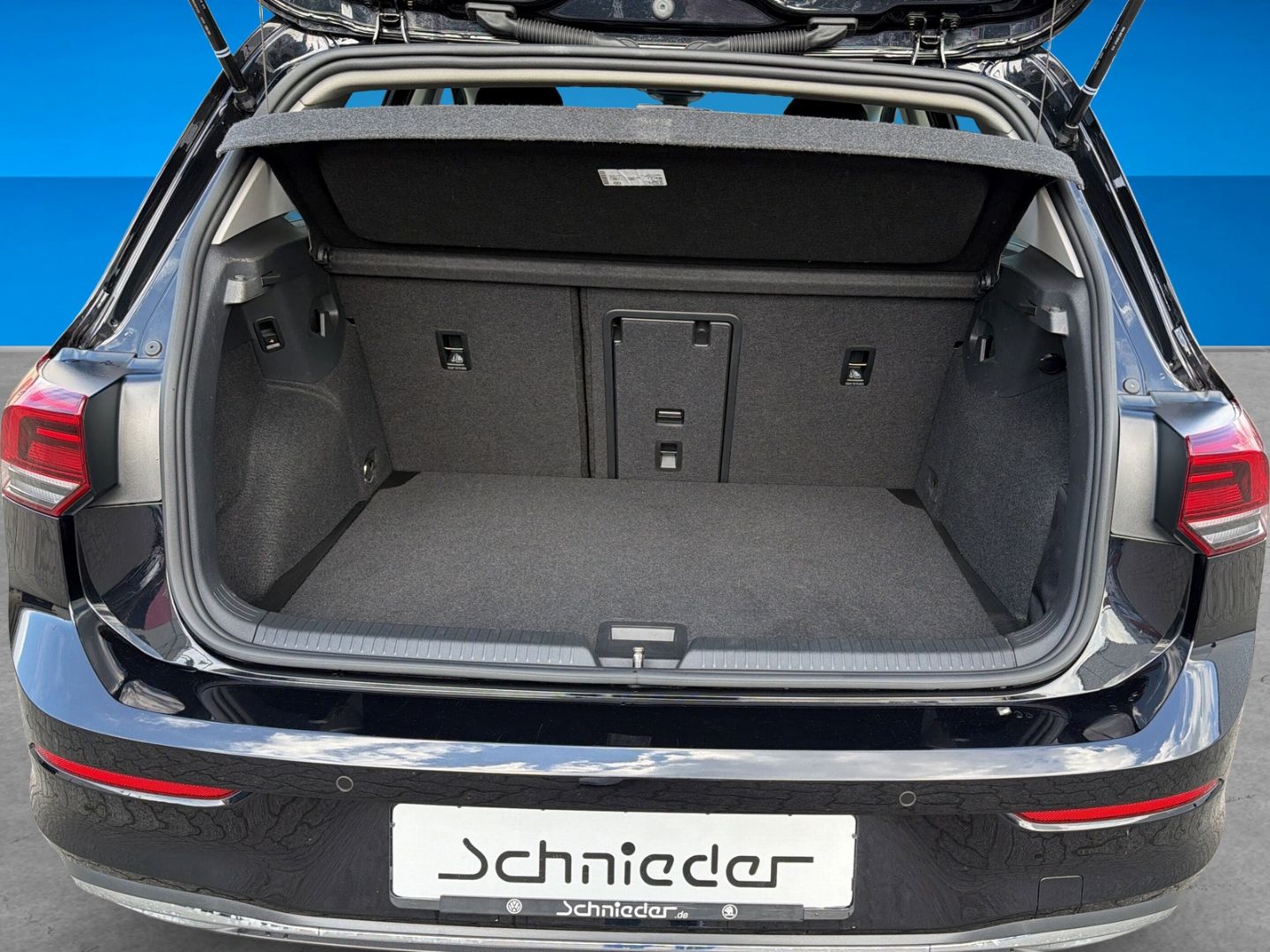 Fahrzeugabbildung Volkswagen Golf 8 2.0 TDI Move Rear View AHK DSG