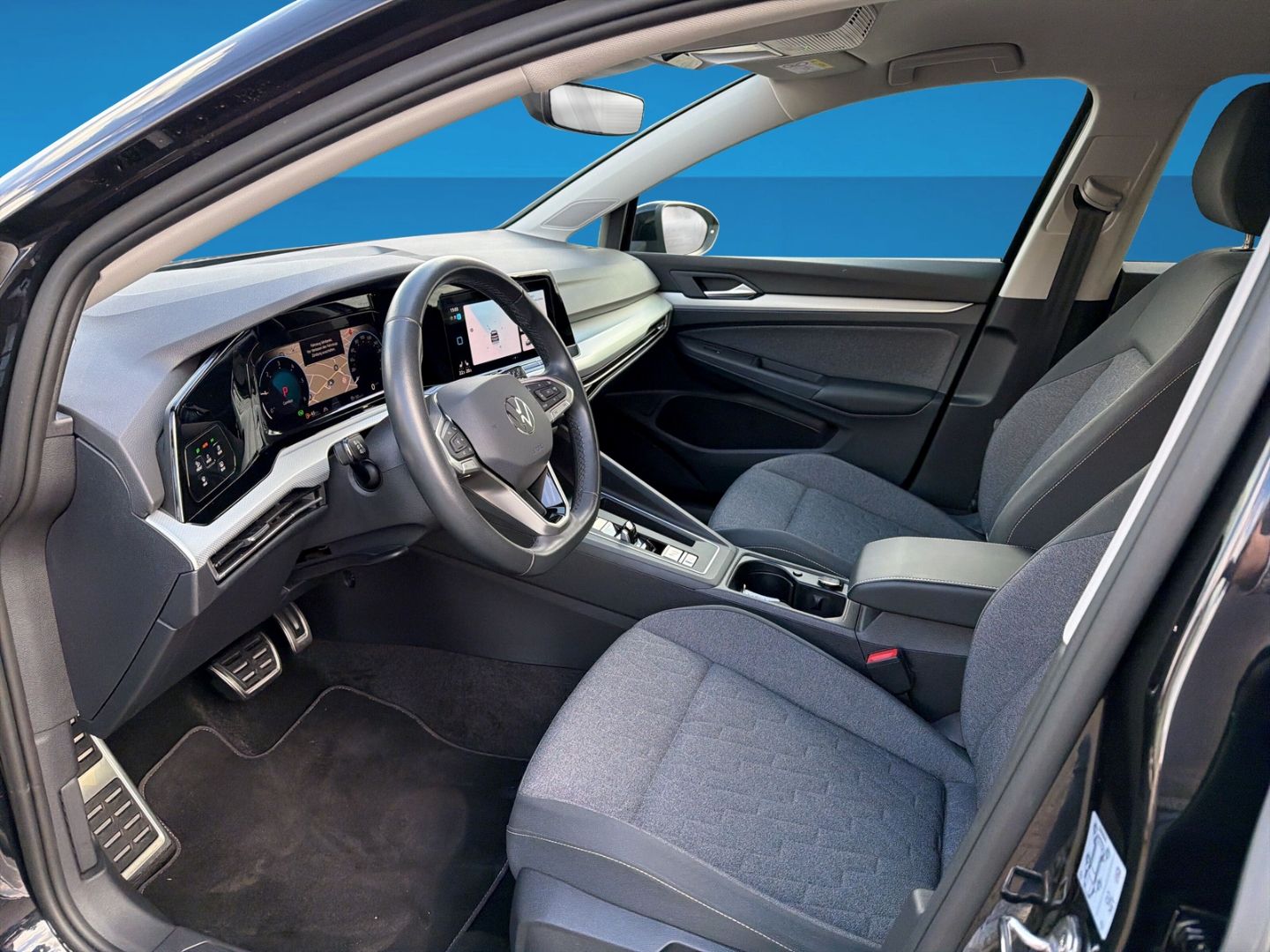 Fahrzeugabbildung Volkswagen Golf 8 2.0 TDI Move Rear View AHK DSG