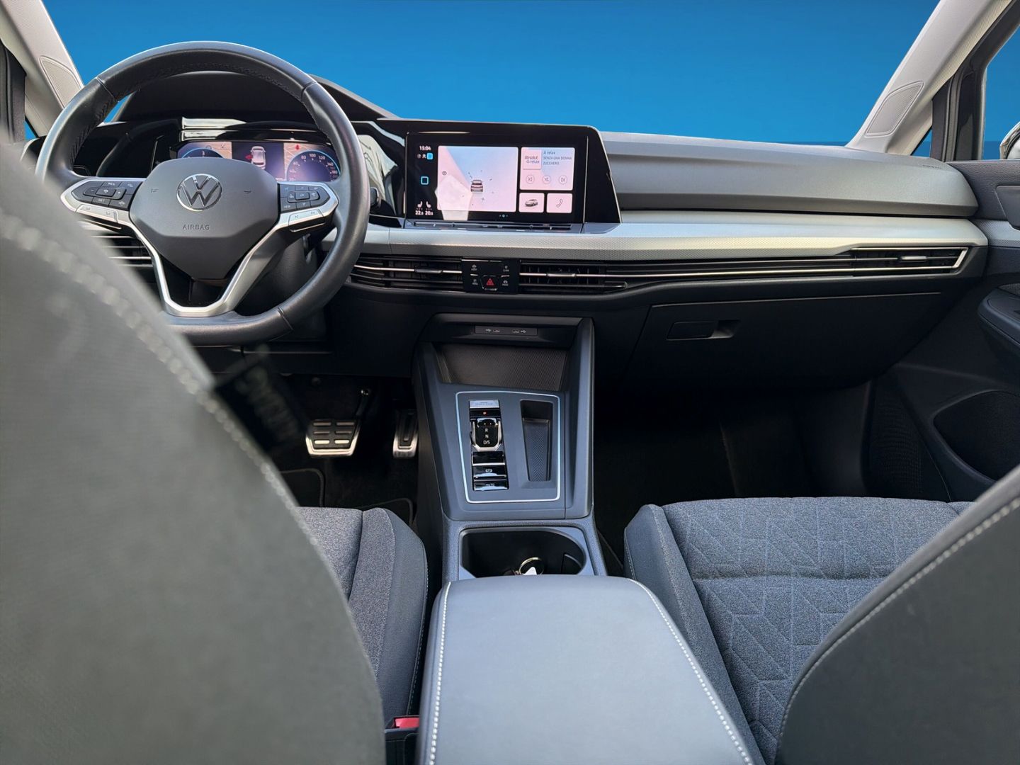 Fahrzeugabbildung Volkswagen Golf 8 2.0 TDI Move Rear View AHK DSG