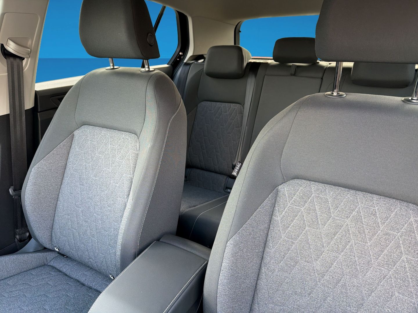 Fahrzeugabbildung Volkswagen Golf 8 2.0 TDI Move Rear View AHK DSG