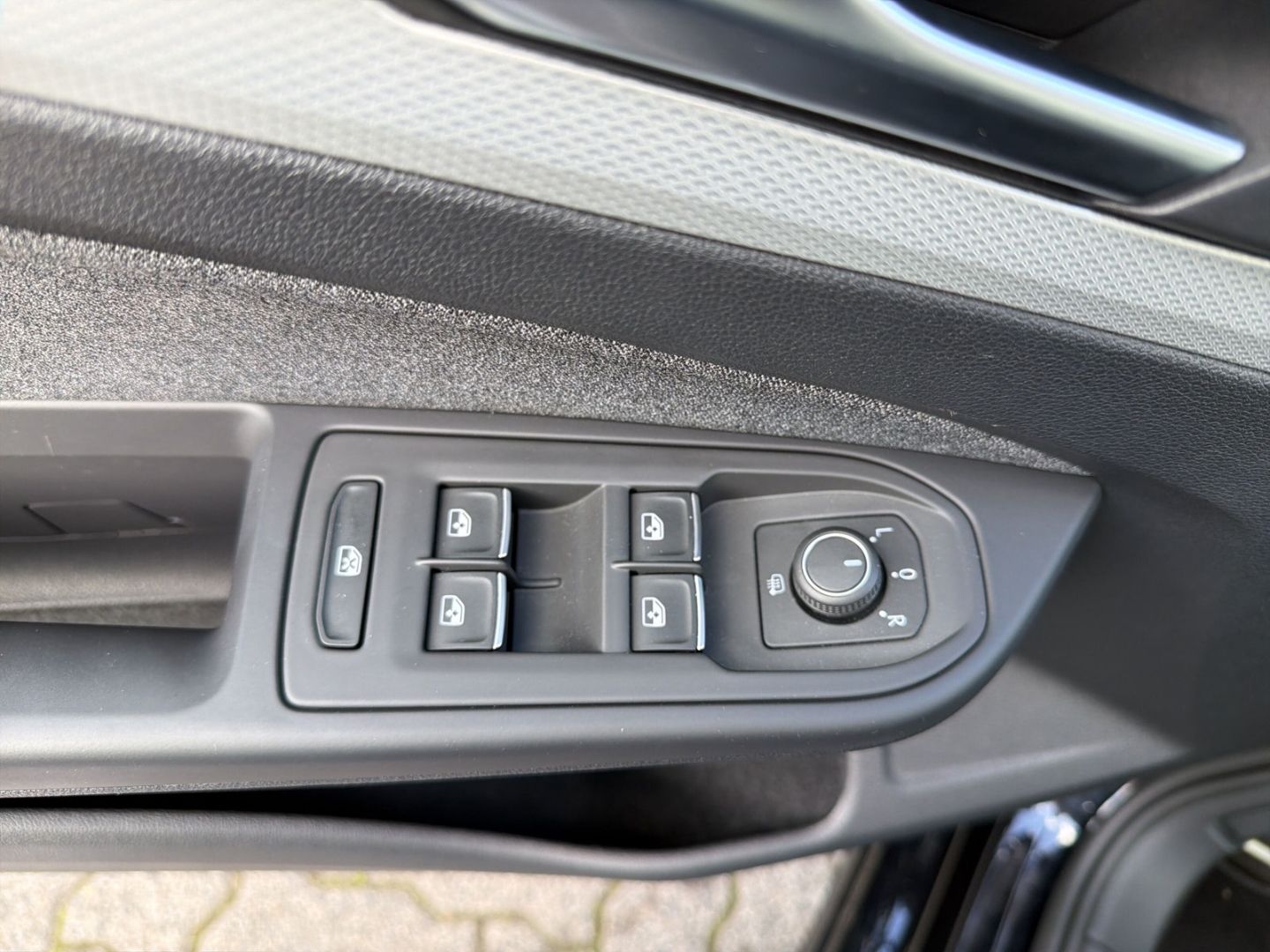 Fahrzeugabbildung Volkswagen Golf 8 2.0 TDI Move Rear View AHK DSG