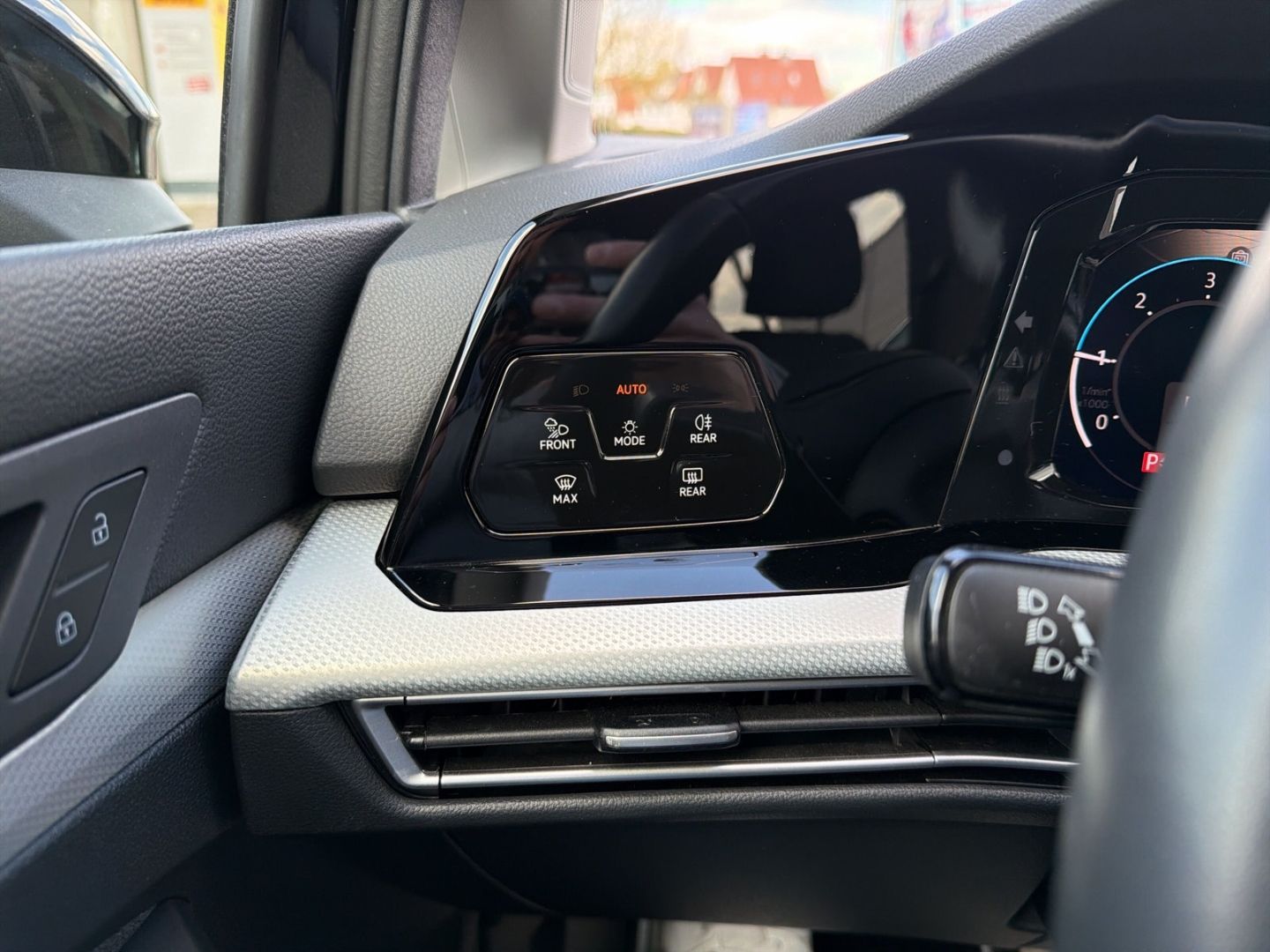 Fahrzeugabbildung Volkswagen Golf 8 2.0 TDI Move Rear View AHK DSG