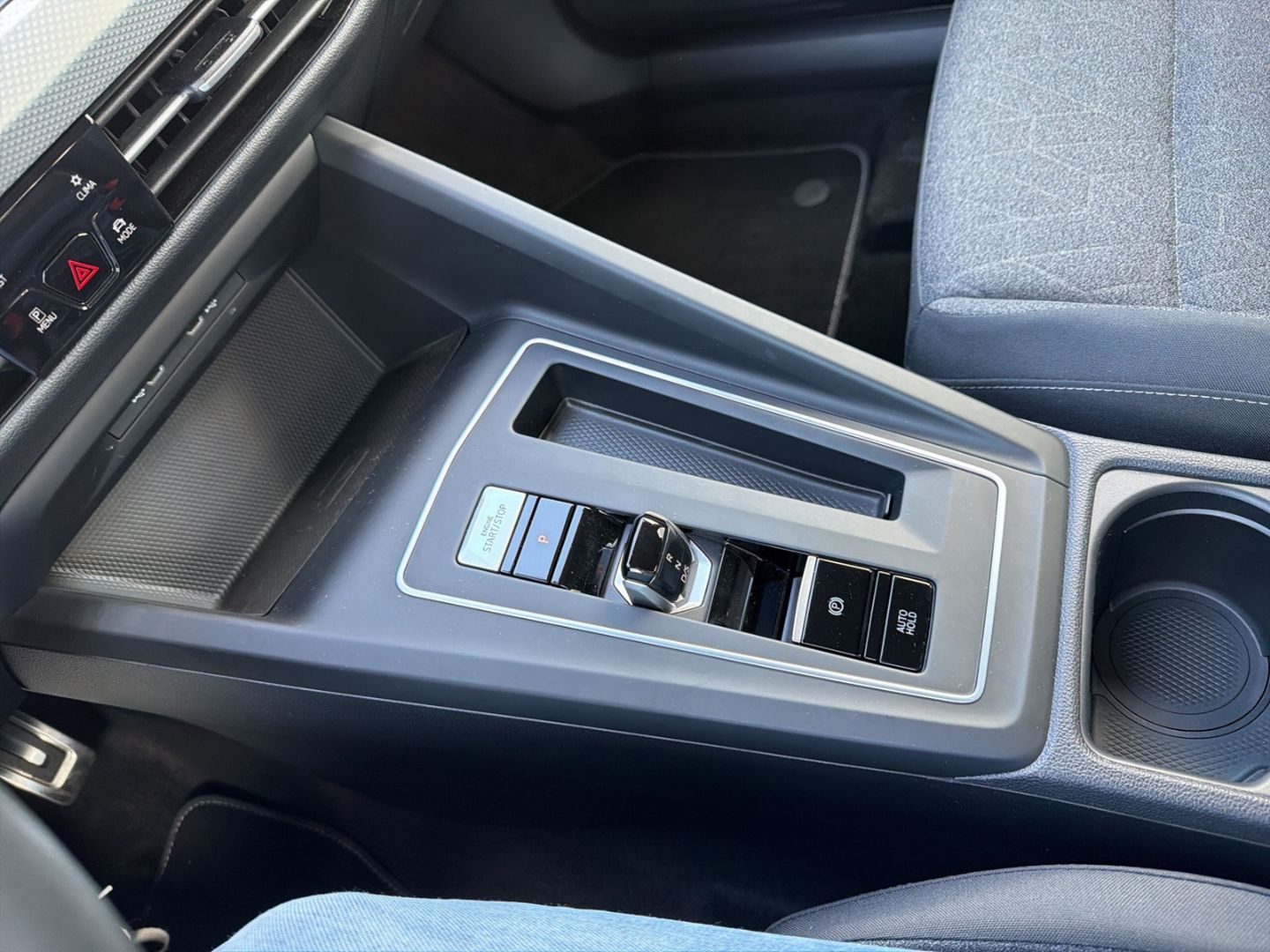 Fahrzeugabbildung Volkswagen Golf 8 2.0 TDI Move Rear View AHK DSG