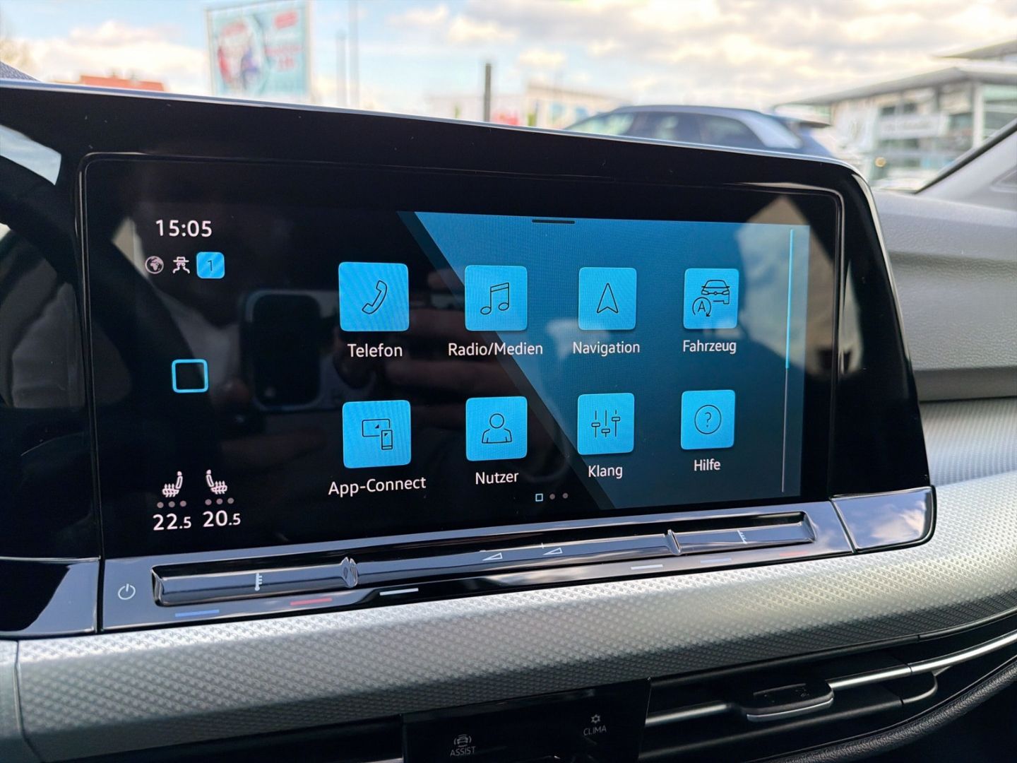 Fahrzeugabbildung Volkswagen Golf 8 2.0 TDI Move Rear View AHK DSG