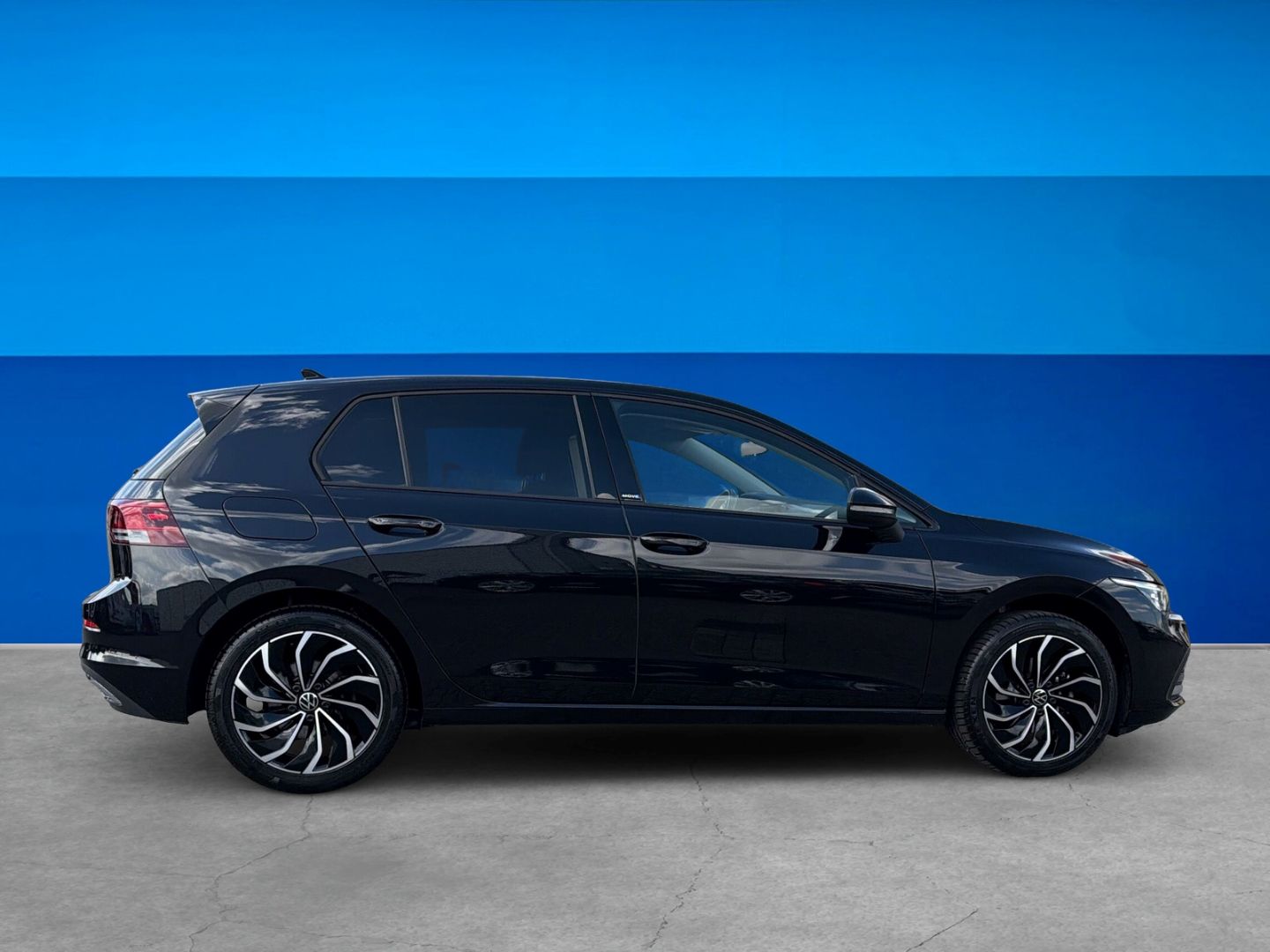 Fahrzeugabbildung Volkswagen Golf 8 2.0 TDI Move Rear View AHK DSG