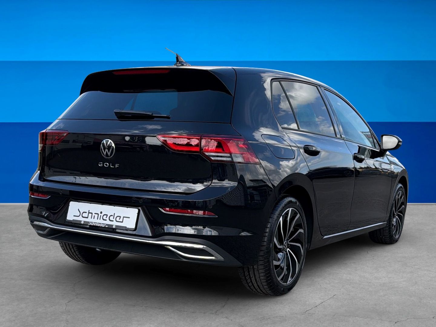 Fahrzeugabbildung Volkswagen Golf 8 2.0 TDI Move Rear View AHK DSG