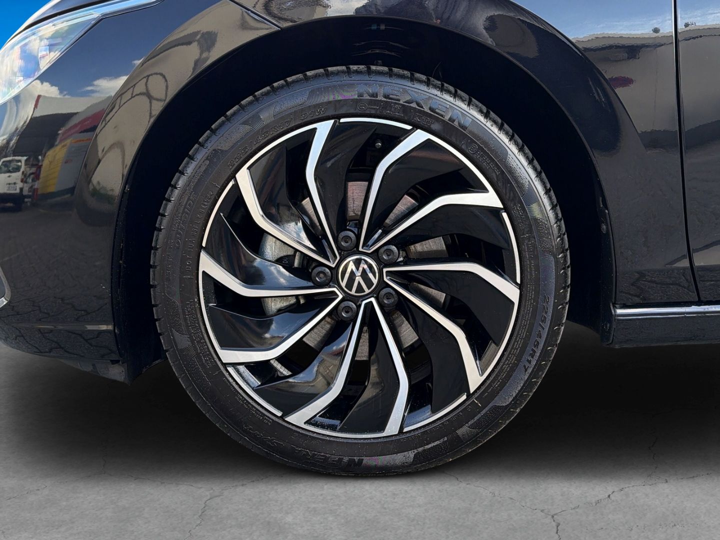 Fahrzeugabbildung Volkswagen Golf 8 2.0 TDI Move Rear View AHK DSG