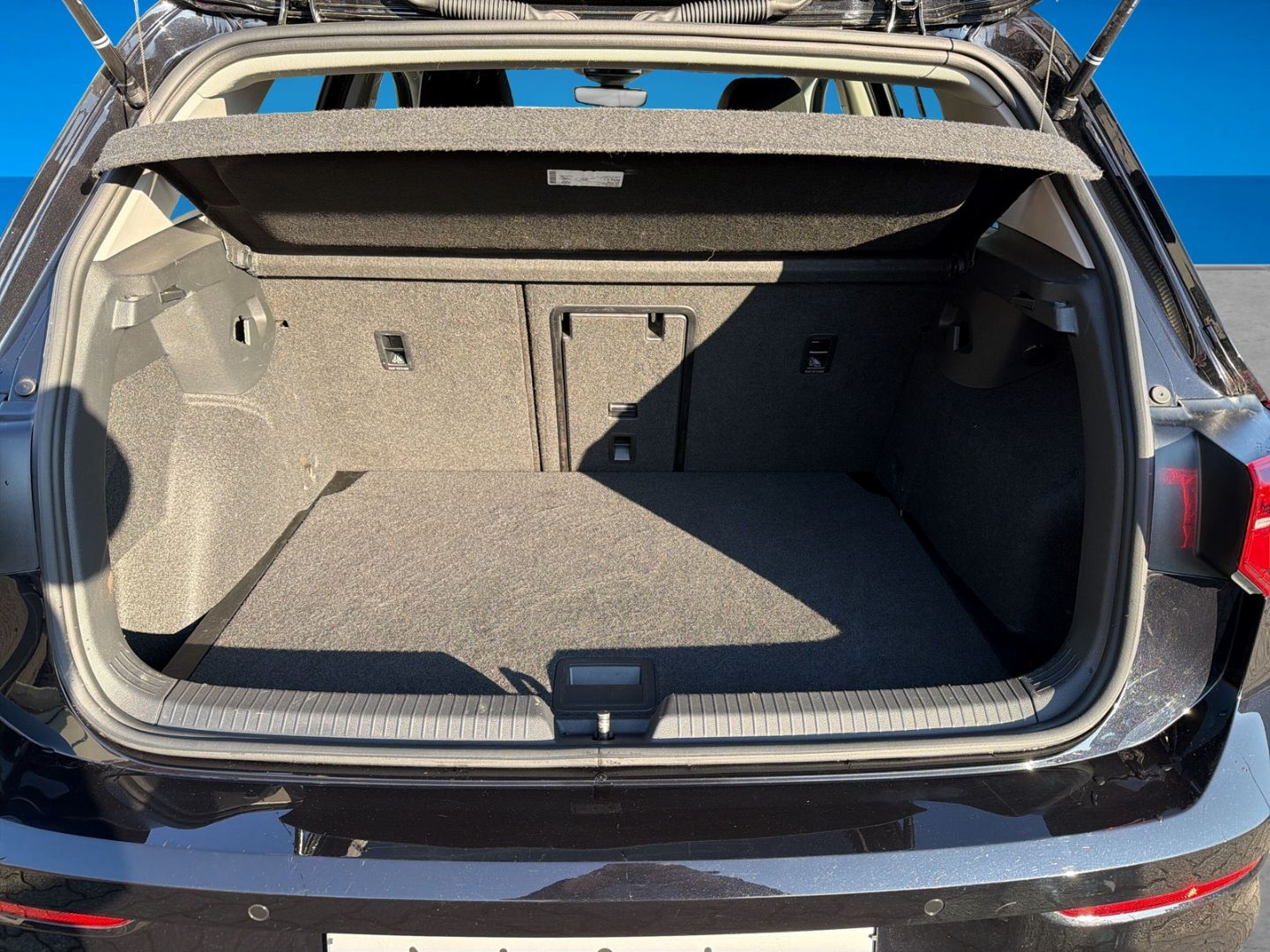 Fahrzeug 11 Fahrzeugabbildung Volkswagen Golf 8 2.0 TDI Life Rear View Business Premium - mit KI generiert/bearbeitet