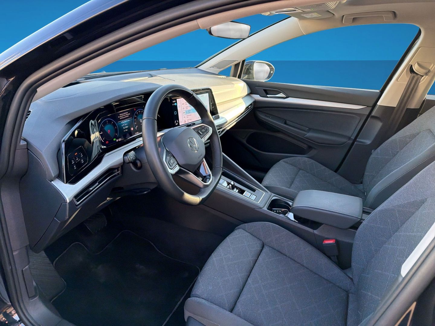 Fahrzeug 12 Fahrzeugabbildung Volkswagen Golf 8 2.0 TDI Life Rear View Business Premium - mit KI generiert/bearbeitet