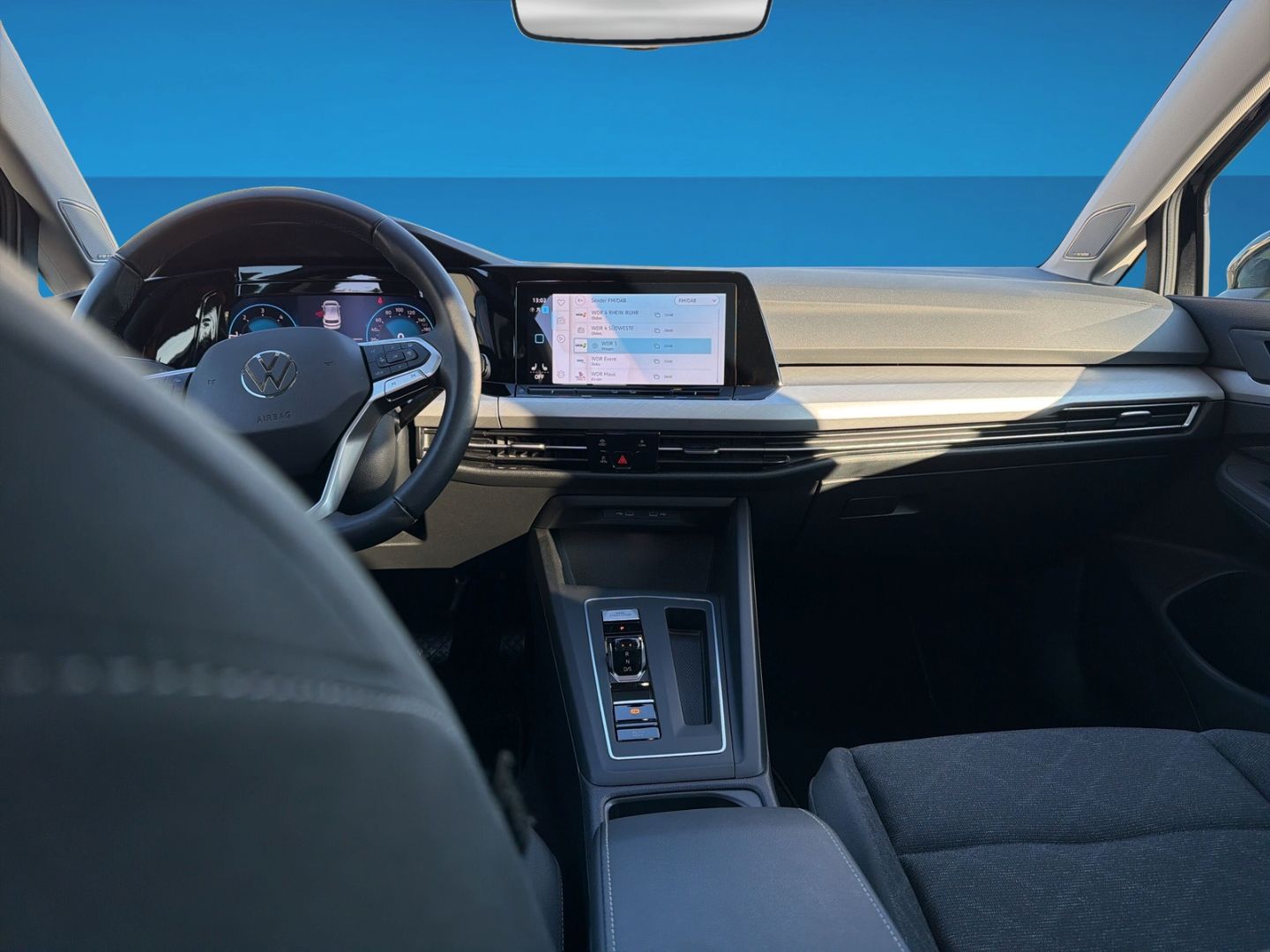 Fahrzeug 14 Fahrzeugabbildung Volkswagen Golf 8 2.0 TDI Life Rear View Business Premium - mit KI generiert/bearbeitet