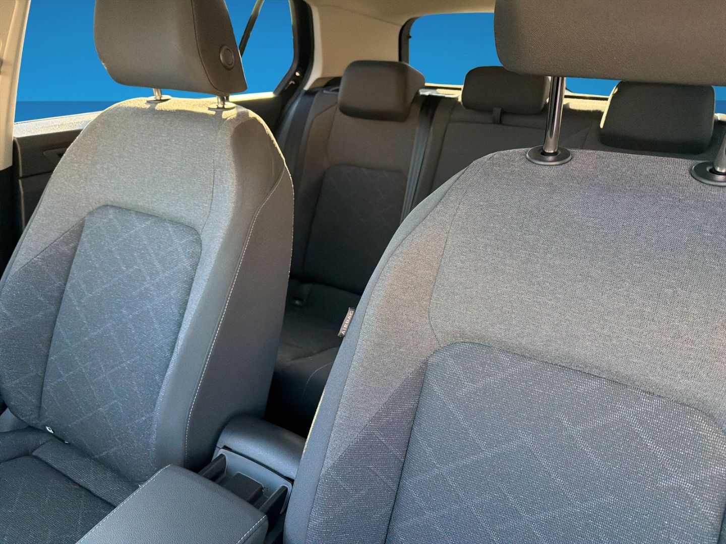 Fahrzeug 15 Fahrzeugabbildung Volkswagen Golf 8 2.0 TDI Life Rear View Business Premium - mit KI generiert/bearbeitet