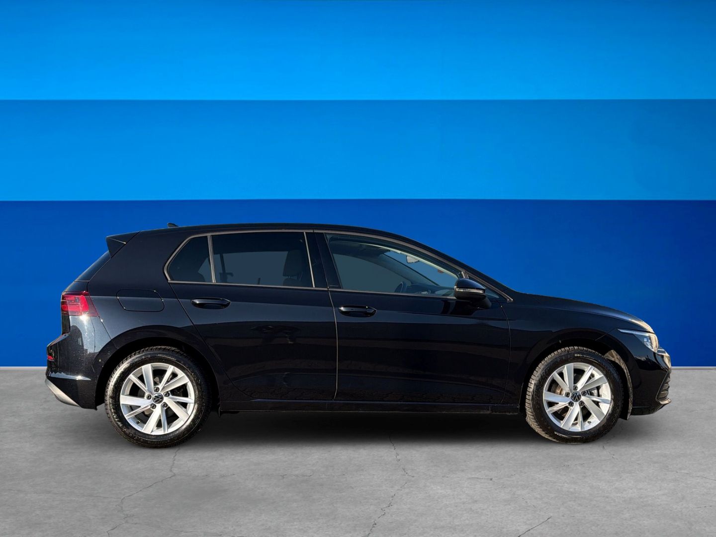 Fahrzeug 6 Fahrzeugabbildung Volkswagen Golf 8 2.0 TDI Life Rear View Business Premium - mit KI generiert/bearbeitet