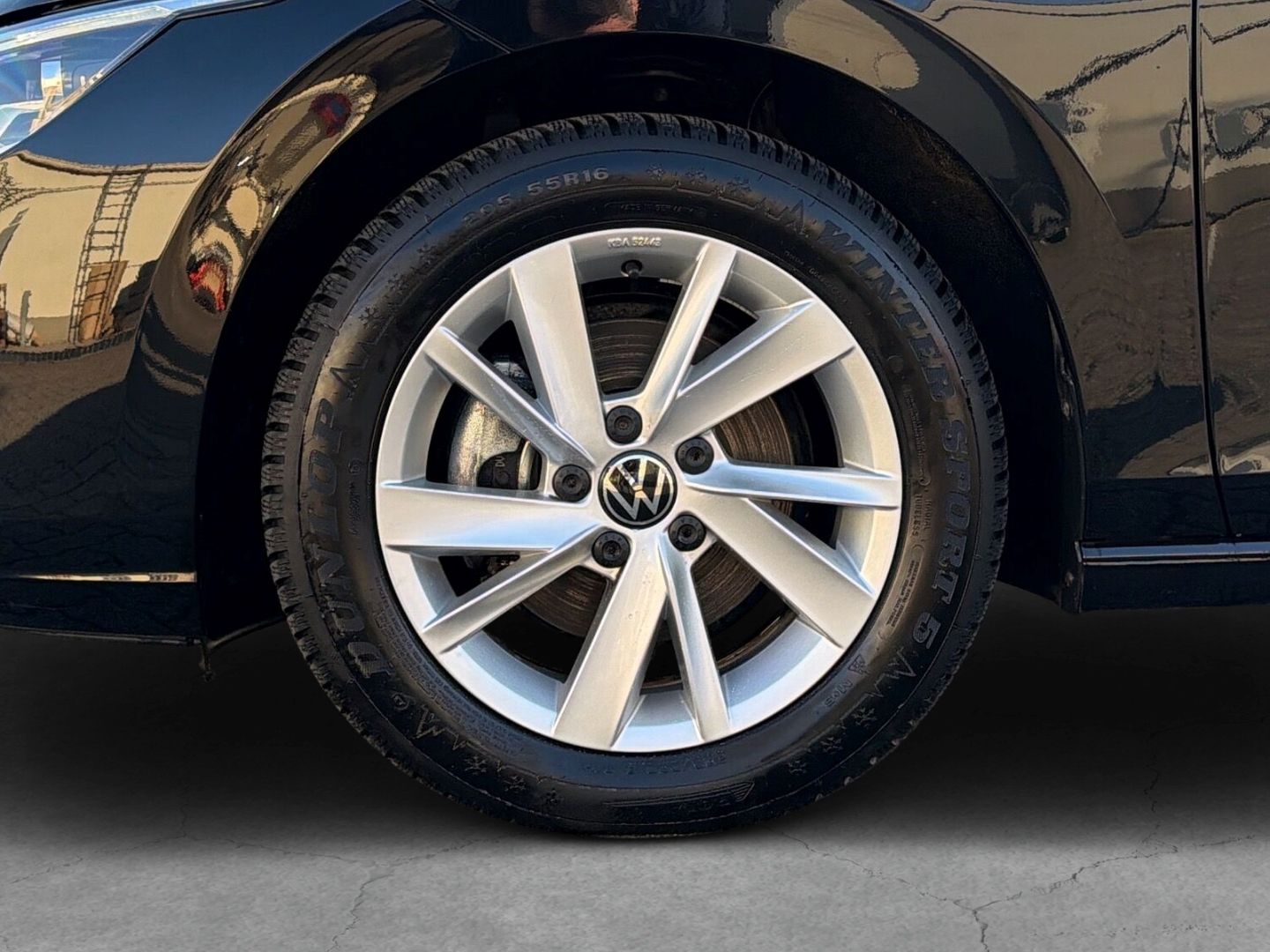 Fahrzeug 10 Fahrzeugabbildung Volkswagen Golf 8 2.0 TDI Life Rear View Business Premium - mit KI generiert/bearbeitet