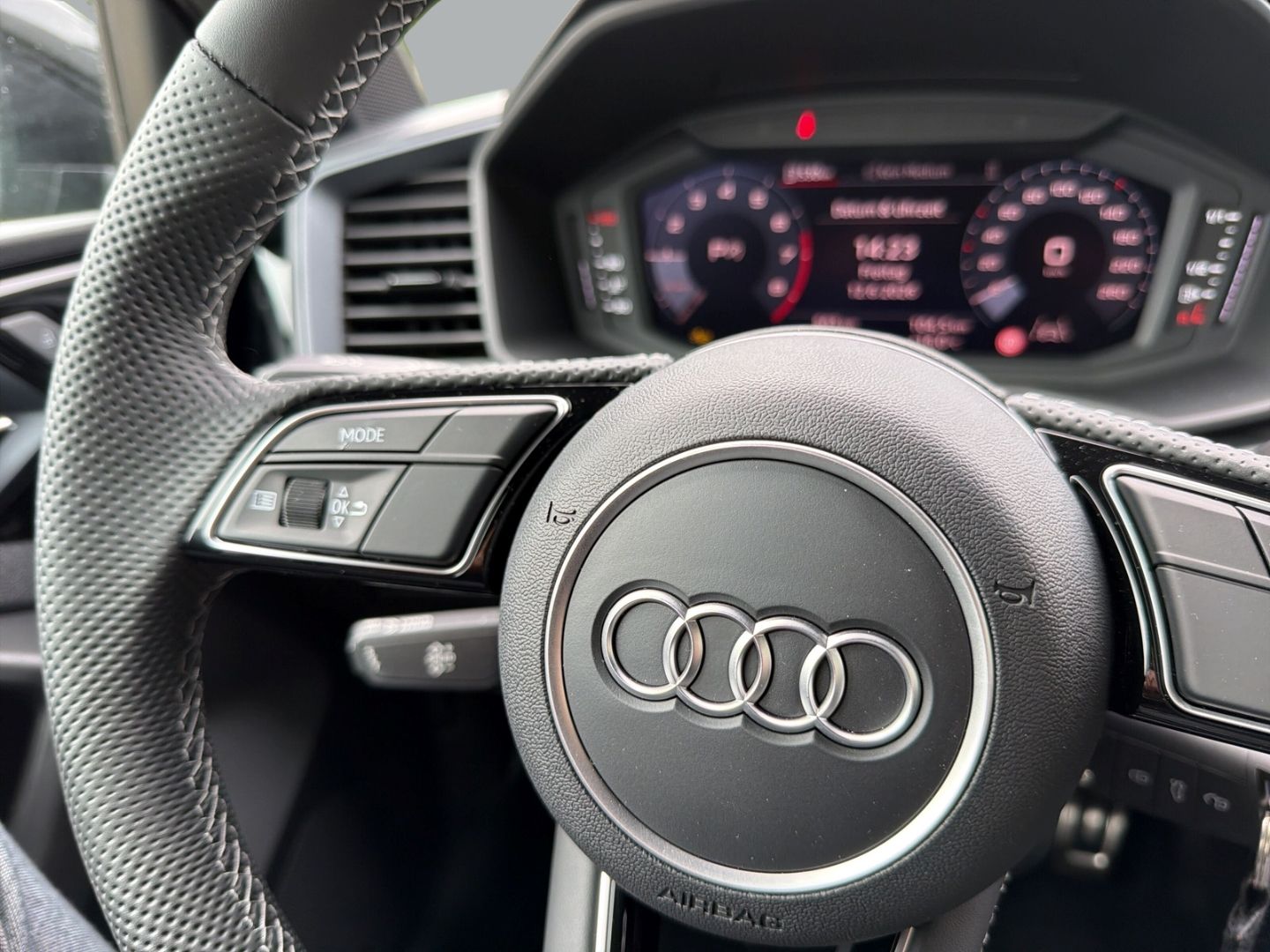 Fahrzeug 17 Fahrzeugabbildung Audi A1 SPORTBACK 30TFSi S-TRONIC+SLINE+VIRTUAL+PDC