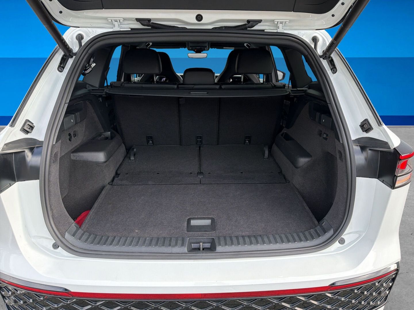 Fahrzeug 11 Fahrzeugabbildung Volkswagen Tayron 2.0 TDI R-Line Black Style 7 Sitzer AHK - mit KI generiert/bearbeitet