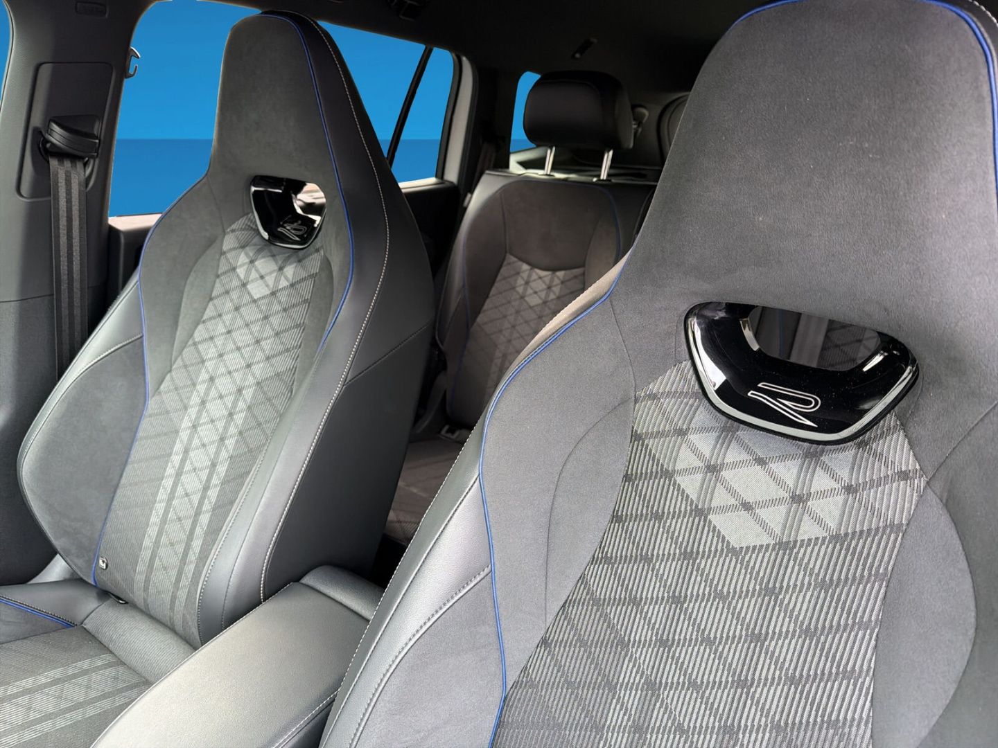 Fahrzeug 15 Fahrzeugabbildung Volkswagen Tayron 2.0 TDI R-Line Black Style 7 Sitzer AHK - mit KI generiert/bearbeitet