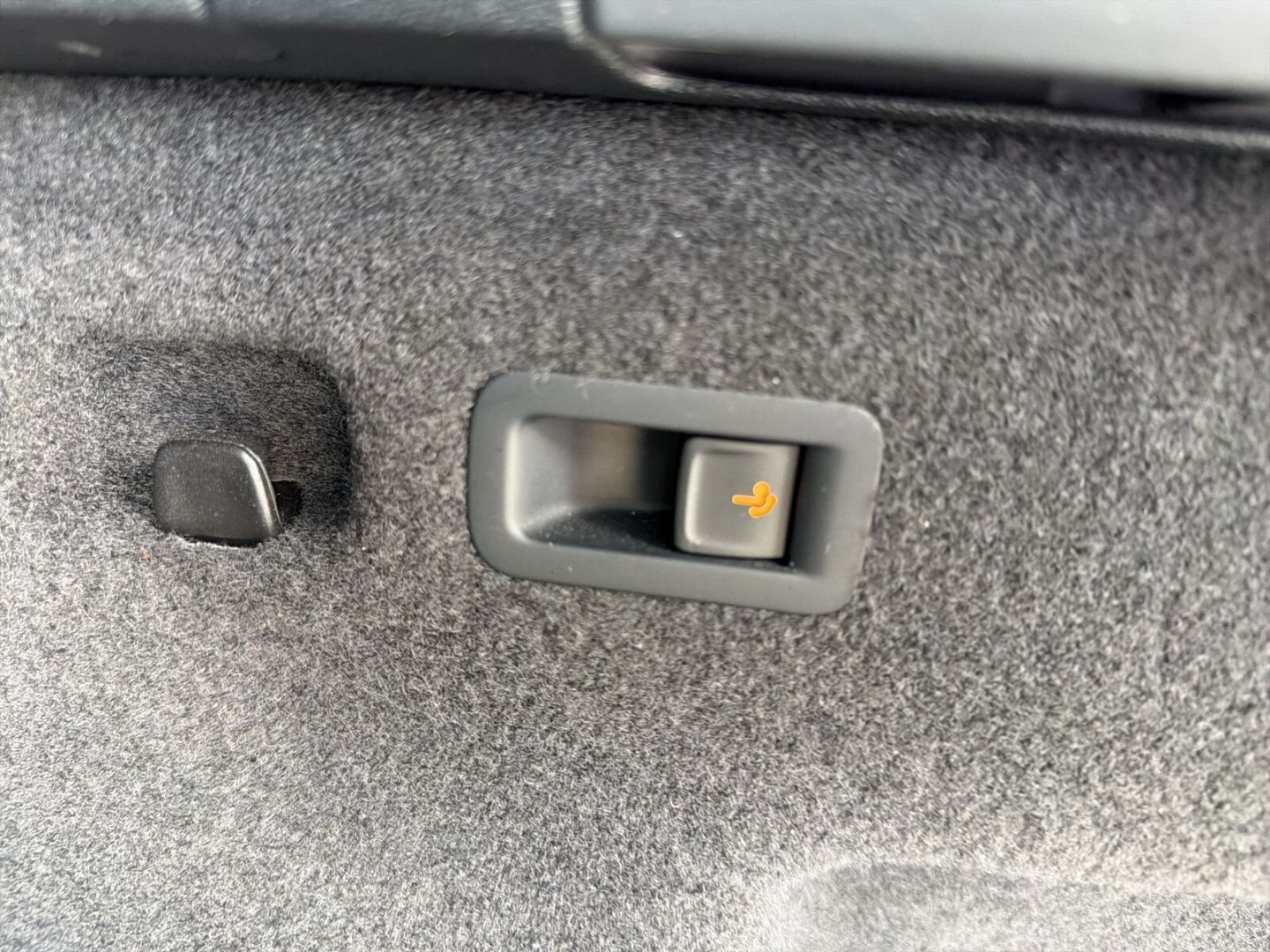 Fahrzeug 16 Fahrzeugabbildung Volkswagen Tayron 2.0 TDI R-Line Black Style 7 Sitzer AHK - mit KI generiert/bearbeitet