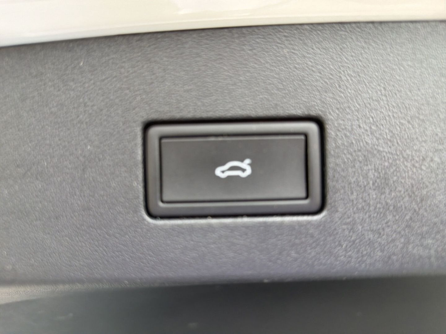 Fahrzeug 18 Fahrzeugabbildung Volkswagen Tayron 2.0 TDI R-Line Black Style 7 Sitzer AHK - mit KI generiert/bearbeitet