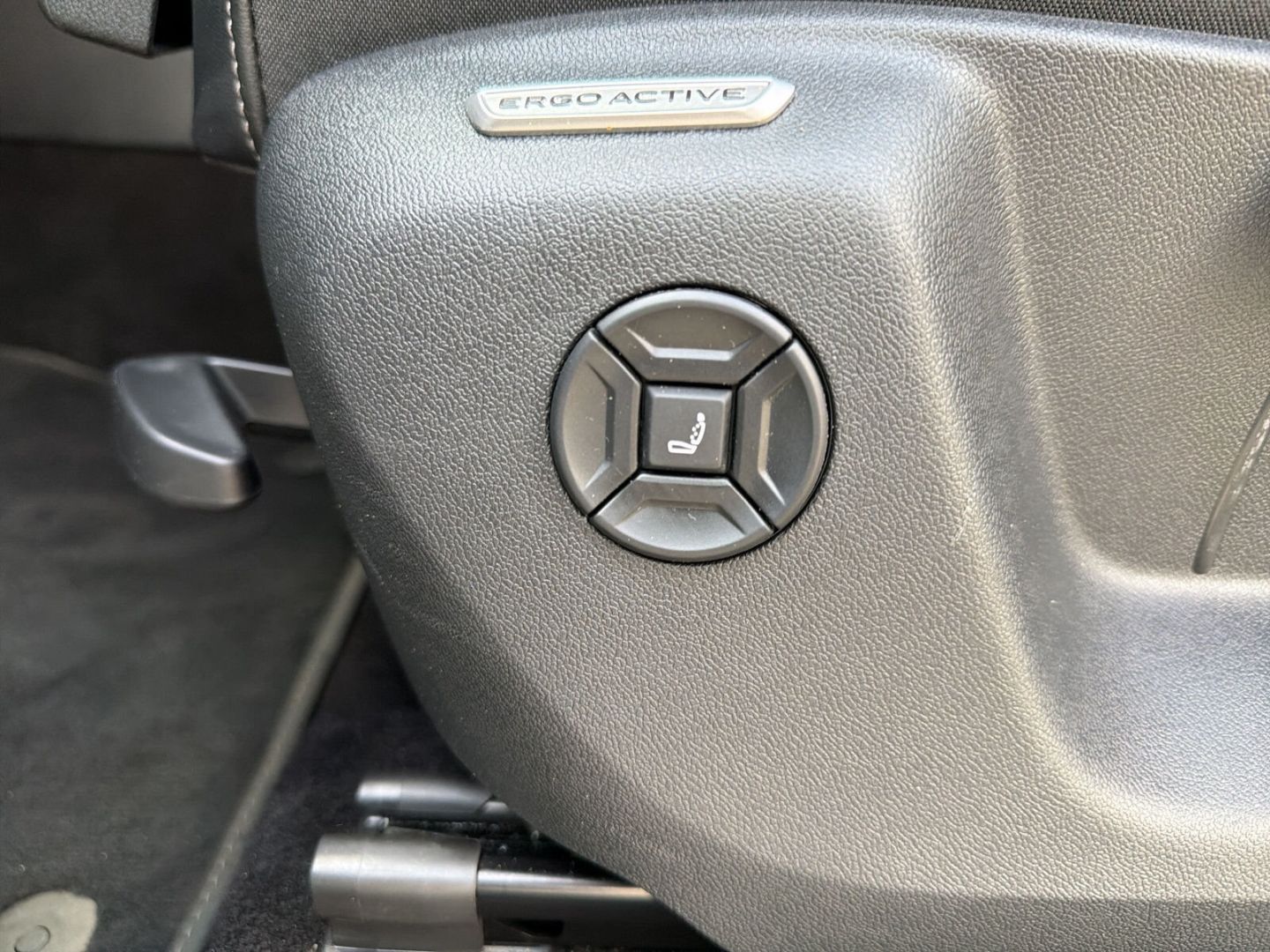 Fahrzeug 19 Fahrzeugabbildung Volkswagen Tayron 2.0 TDI R-Line Black Style 7 Sitzer AHK - mit KI generiert/bearbeitet