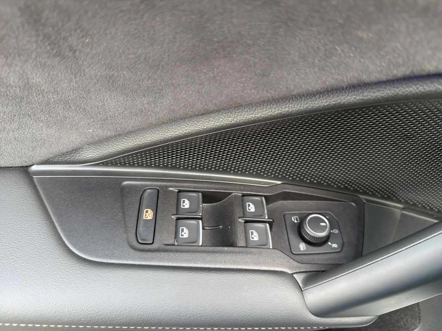 Fahrzeug 20 Fahrzeugabbildung Volkswagen Tayron 2.0 TDI R-Line Black Style 7 Sitzer AHK - mit KI generiert/bearbeitet