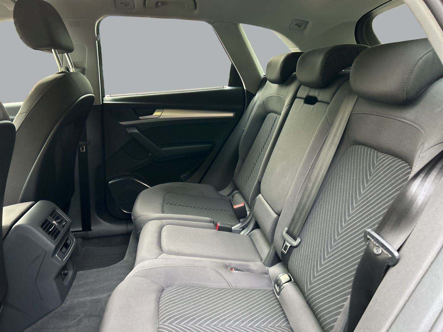 Fahrzeugabbildung Audi Q5 40 TDI quattro LED+NAVI+AHK+ KAMERA+StandHZG - mit KI generiert/bearbeitet