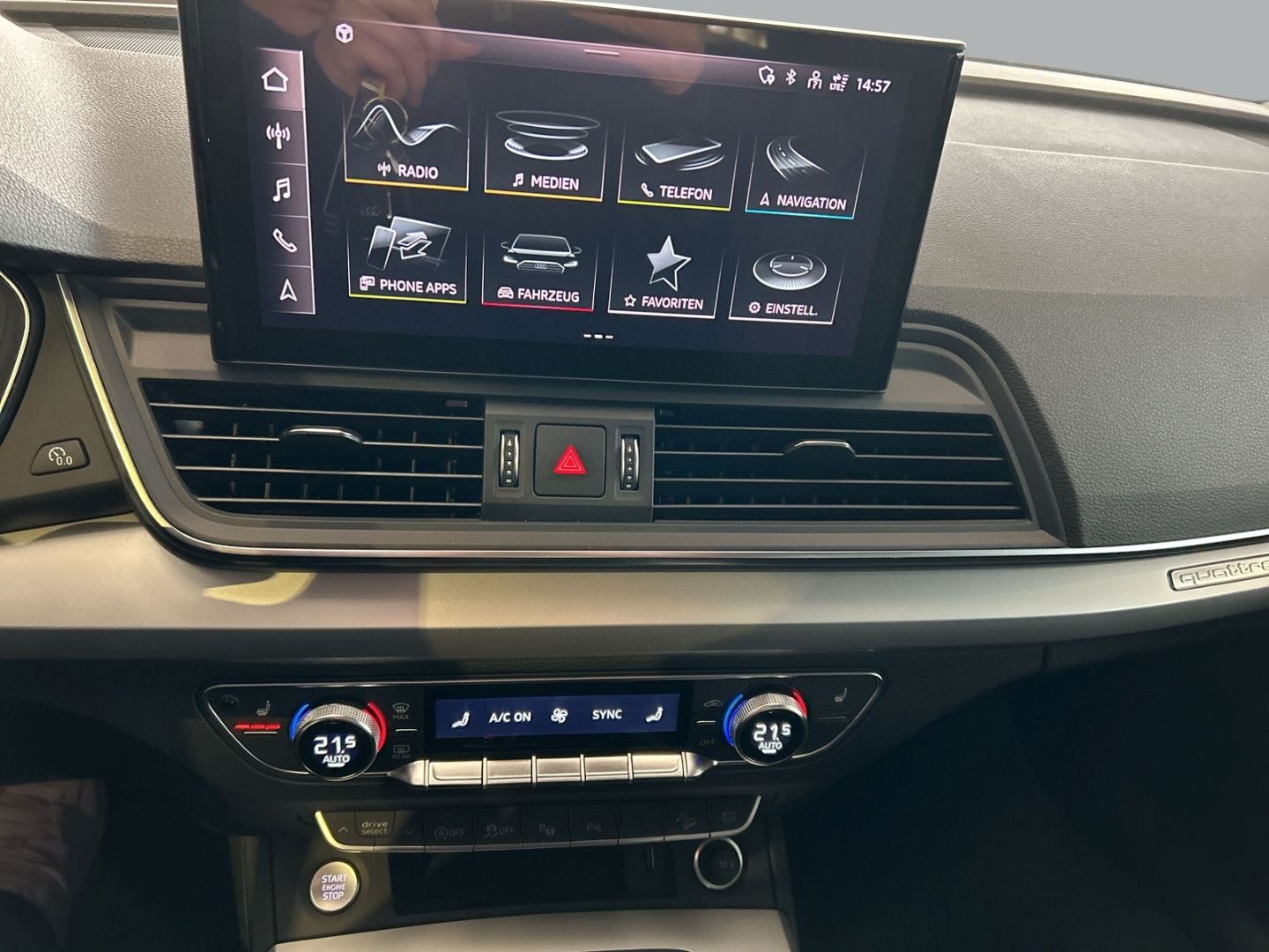 Fahrzeugabbildung Audi Q5 40 TDI quattro LED+NAVI+AHK+ KAMERA+StandHZG - mit KI generiert/bearbeitet