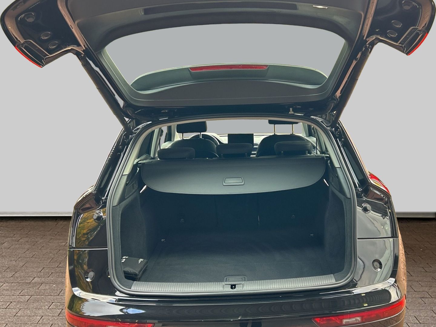 Fahrzeugabbildung Audi Q5 40 TDI quattro LED+NAVI+AHK+ KAMERA+StandHZG - mit KI generiert/bearbeitet