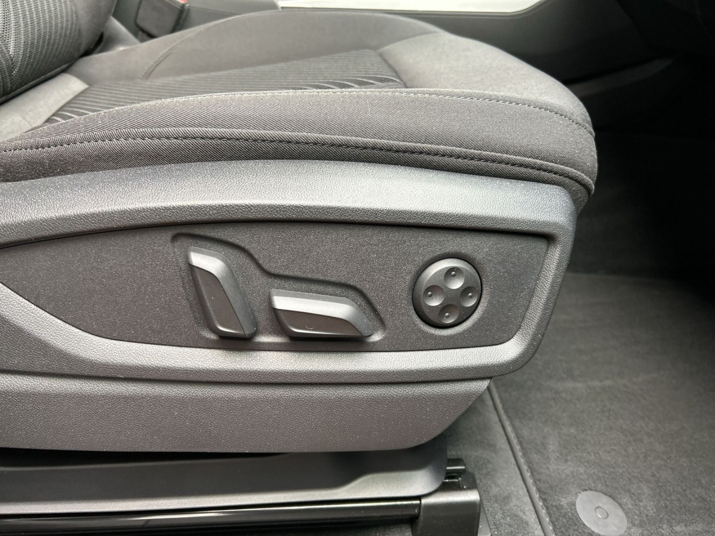 Fahrzeugabbildung Audi Q5 40 TDI quattro LED+NAVI+AHK+ KAMERA+StandHZG - mit KI generiert/bearbeitet