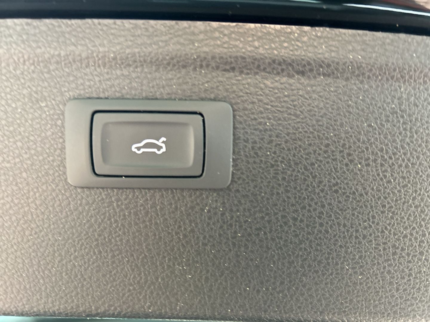 Fahrzeugabbildung Audi Q5 40 TDI quattro LED+NAVI+AHK+ KAMERA+StandHZG - mit KI generiert/bearbeitet